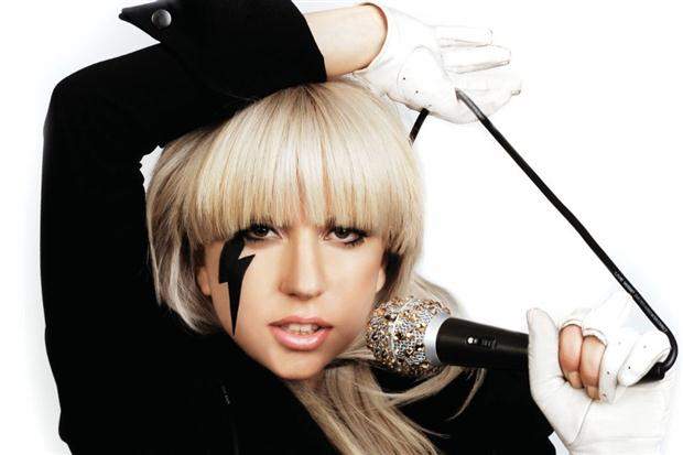 Lady Gaga cae aparatosamente en un concierto en Houston (+Video)