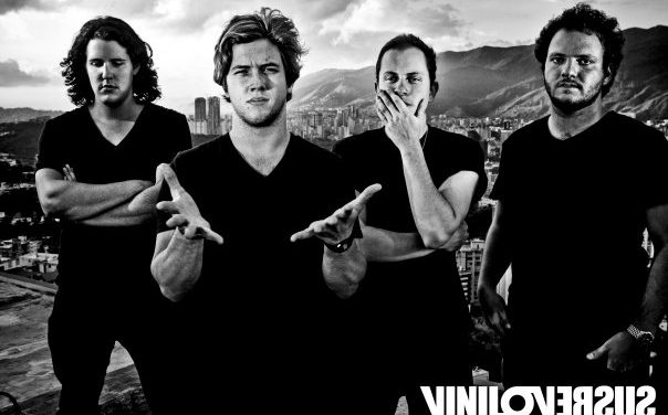 VINILOVERSUS ESTRENA SU NUEVO VIDEOCLIP: »JUEGA BIEN TUS CARTAS» (+Video)