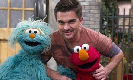 Juanes enseña español a Elmo durante su participación en »Sesame Street»