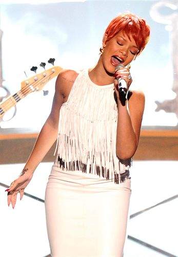 Rihanna vuelve a sorprender con su nuevo look