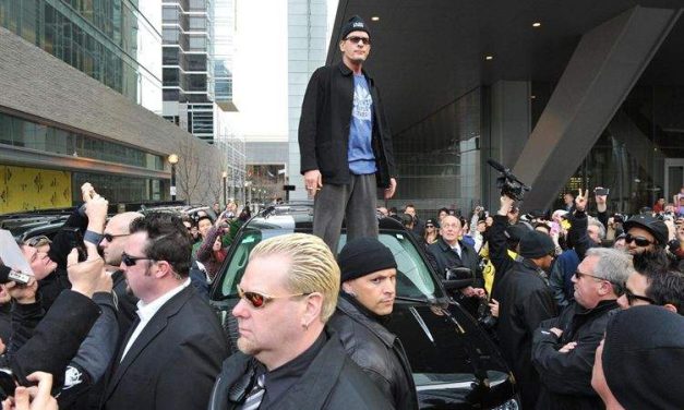 Charlie Sheen encabeza una marcha contra el trastorno bipolar