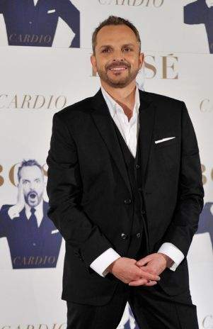 A lo Ricky Martin… Miguel Bosé se convirtió en papá de dos niños