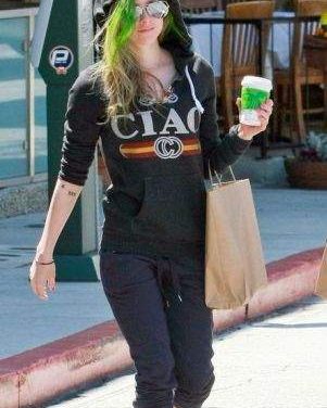 Avril Lavigne se tiñe el cabello de color verde