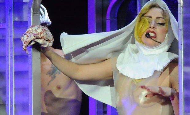 Lady Gaga destroza muñeca Barbie en su más reciente show