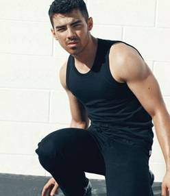 JOE JONAS COMPLETÓ LA SESIÓN FOTOGRÁFICA DE SU PRÓXIMO ÁLBUM