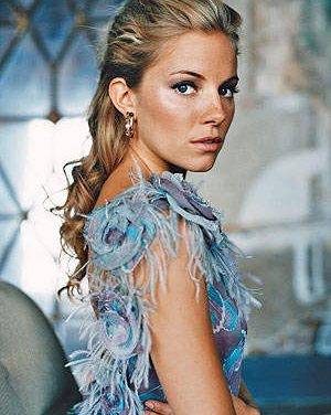 Sienna Miller sigue demandando a tabloide que intervino su teléfono