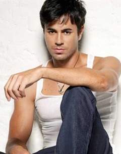 Enrique Iglesias lanza el tercer single de su álbum Euphoria »Ayer»