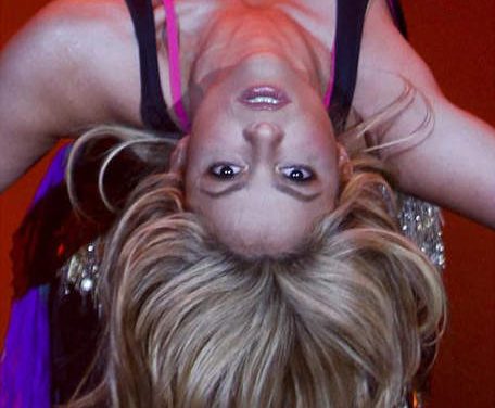 Shakira aprende a hacer striptease