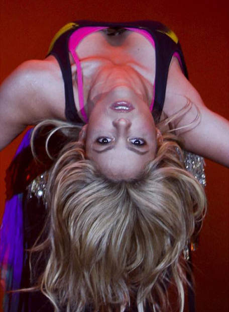 Shakira aprende a hacer striptease