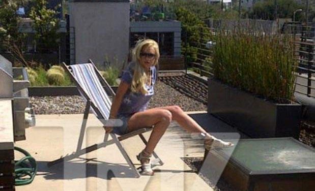 Lindsay Lohan se asolea en la azotea mientras cumple su arresto domiciliario