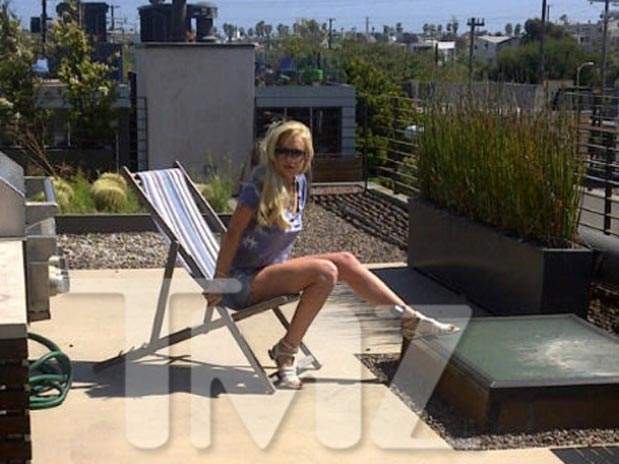 Lindsay Lohan se asolea en la azotea mientras cumple su arresto domiciliario