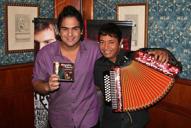 ALEJANDRO PALACIO DE »OYE BONITA» ¡PROMOCIONÓ EN VENEZUELA SU PRIMER DISCO COMO SOLISTA!