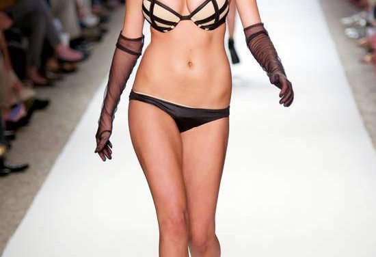 Kate Upton desfilando los Trajes de Baño de la marca Bunny Swimwear (+Fotos)