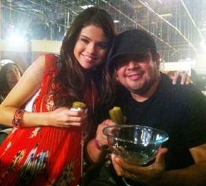 SELENA GOMEZ PRESENTA A SU PAPÁ POR INTERNET