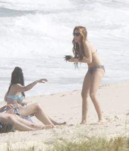 MILEY CYRUS FUE VISTA EN BIKINI EN PLAYA DE RÍO DE JANEIRO
