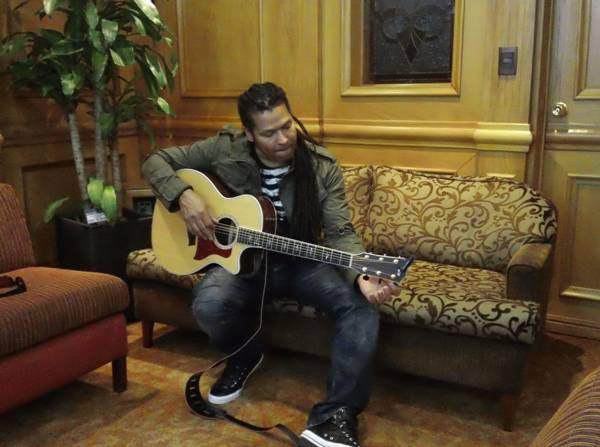 AMAURY GUTIERREZ CAUTIVÓ A LOS MEDIOS EN LA CAPITAL COLOMBIANA