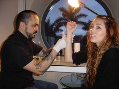 MILEY CYRUS SE HIZO NUEVO TATUAJE EN BRASIL