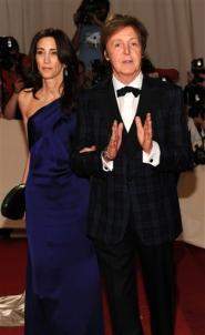 Paul McCartney se compromete con su novia