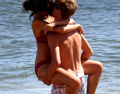 Justin Bieber y Selena Gómez: pura pasión en aguas de Hawaii (+Fotos)