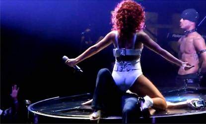 Rihanna imita a Chris Brown haciendo un baile erótico a una fan (+Video)