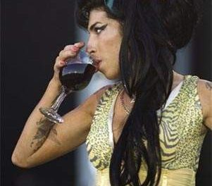 Abuchean a Amy Winehouse en Serbia, al inicio de su gira