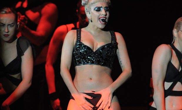 Lady Gaga demandada por fraude a damnificados japoneses