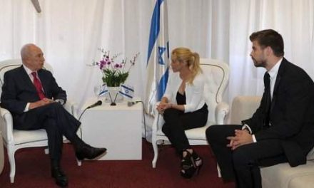 Shakira habla de educación con el presidente israelí Shimon Peres