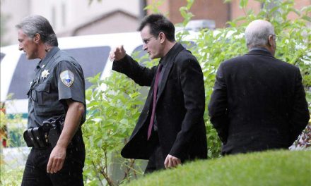 Un juez ordena a Charlie Sheen y a sus exproductores acudir ante un mediador