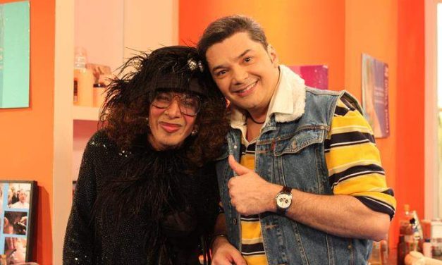 DOÑA GUMERSINDA JUNTO A WILMER RAMIREZ EN »A QUE TE RIES»