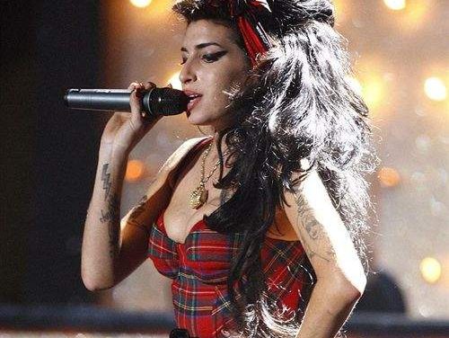 Amy Winehouse retrasa su nuevo álbum para entrar en rehabilitación