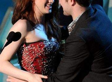 Robert Pattinson pone celosa a Kristen Stewart en los MTV Movie Awards