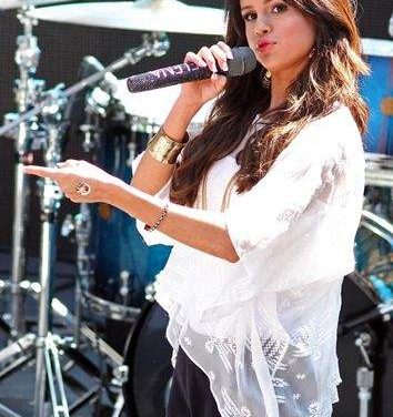 Selena Gómez culpa a la comida basura de su hospitalización
