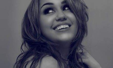 Miley Cyrus ¿desnuda en su página Web?