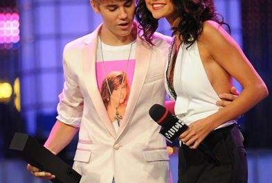 A Justin Bieber ‘se le van los ojos’ con Selena Gómez en los MuchMusic Video Awards