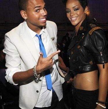 Rihanna y Chris Brown se mandan mensajitos por Twitter