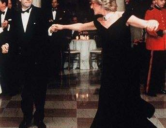 Subastado el vestido con el que Lady Di bailó con John Travolta: Por 565.00 euros