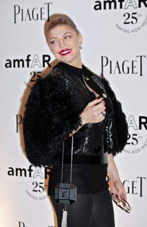 Fergie deslumbra en gala de lucha contra el sida en París