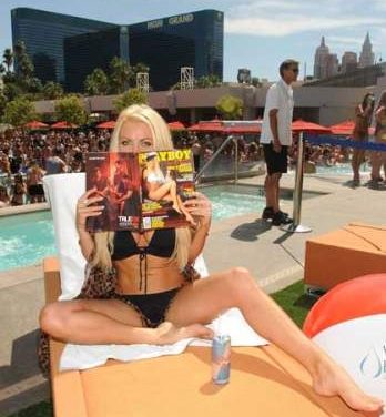 Crystal Harris se ‘burla’ de Hugh Hefner desde una fiesta en una piscina de Las Vegas (+Fotos)