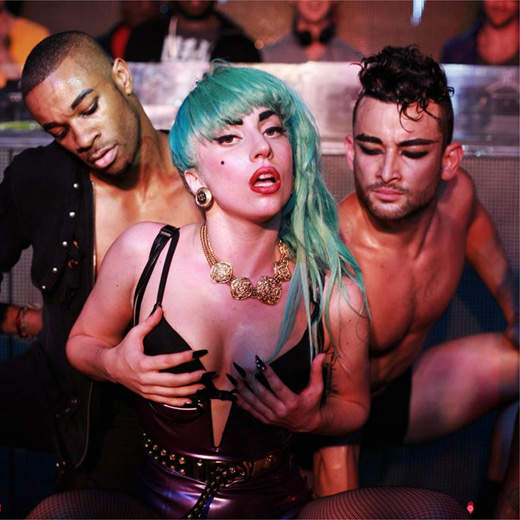 Lady Gaga montó un espectáculo erótico en un club gay