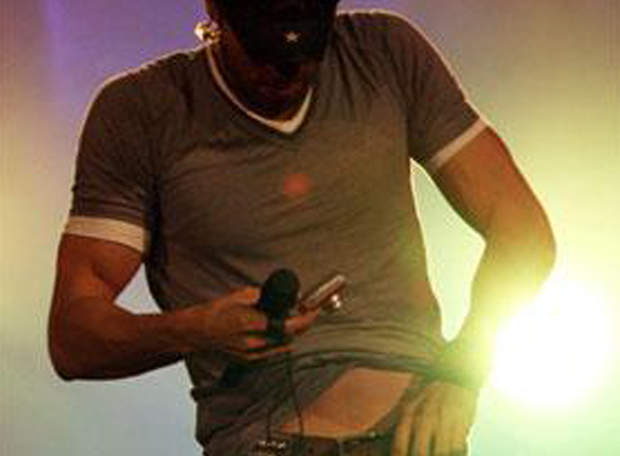 Enrique Iglesias se fotografía sus partes íntimas concierto (+Video)
