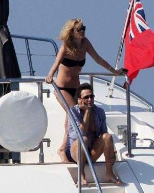 Paparazzis captan a Kate Moss en plena luna de miel