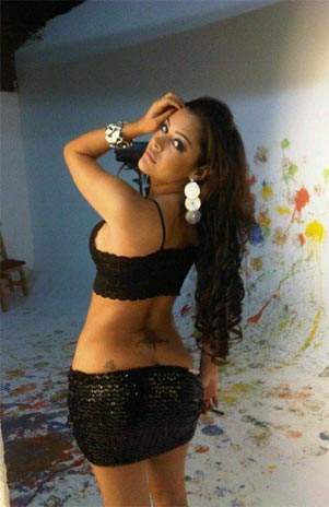 Larissa Riquelme hizo striptease en Twitter para sus fans (+Fotos)