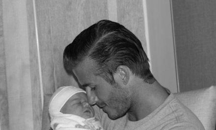 Victoria Beckham sube a Twitter la primera foto de su hija