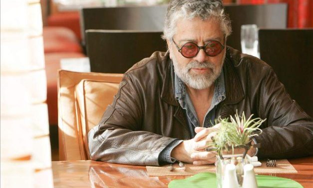 Los restos mortales de Facundo Cabral llegan Argentina y serán velados en un teatro