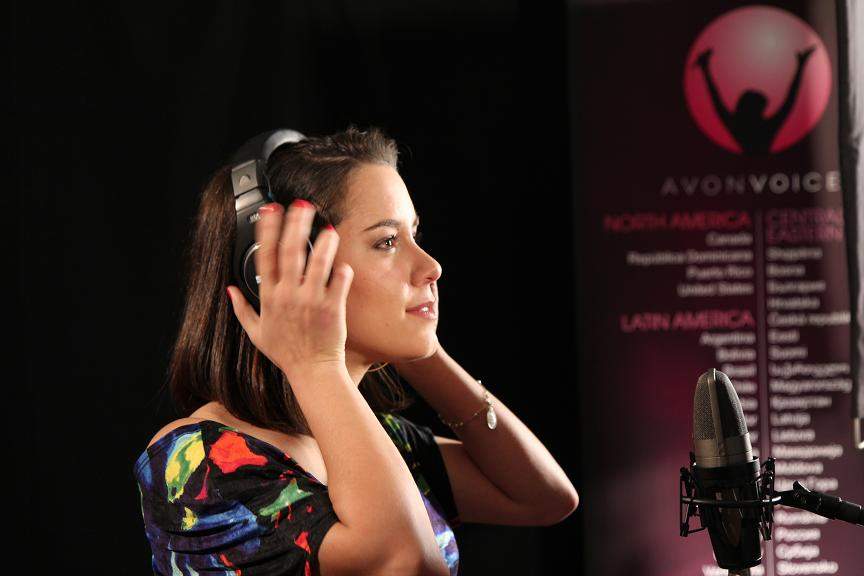 Claudia Santos representa a Venezuela en la semifinal de Avon Voices