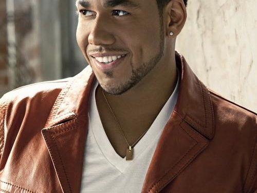 Romeo Santos canta por primera vez como solista, presentando su exitoso sencillo »YOU»