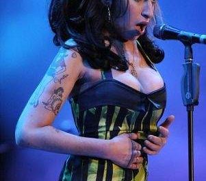 Amy Winehouse cambia de número telefónico por su ex
