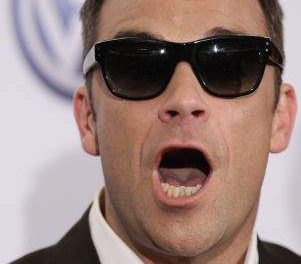 Robbie Williams se burla de Mick Jagger y Noel Gallagher
