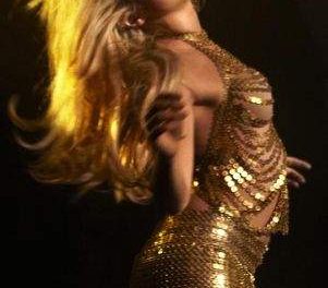 Shakira graba sugerente comercial para su nueva fragancia