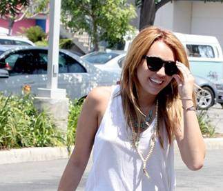 MILEY CYRUS LLEVA UN LOOK NATURAL